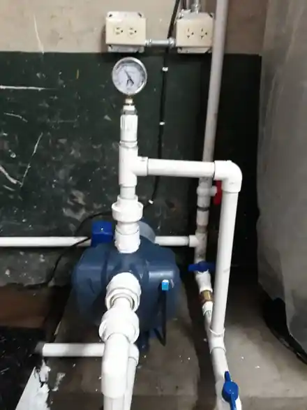 Instalación de bomba y manómetro