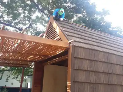 Colocación del techo de la cabaña con terraza