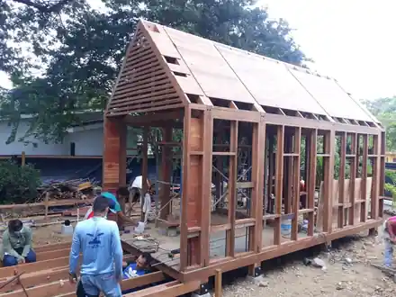 Estructura de madera de la cabaña con terraza