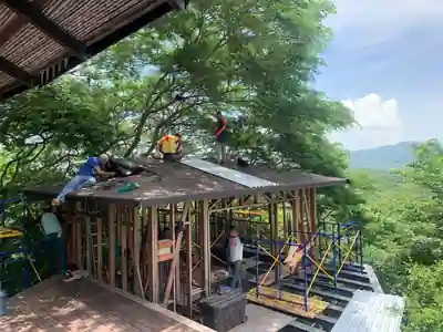 Montaje de muros y techo de la cabaña elevada