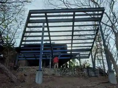 Estructura de vigas metálicas de la cabaña elevada