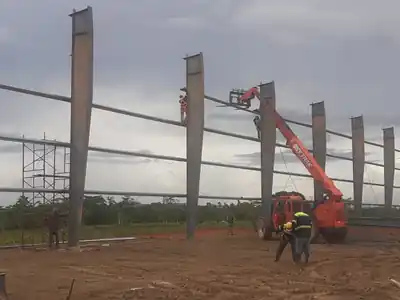 Montaje de columnas de la nave industrial Cacao Oro