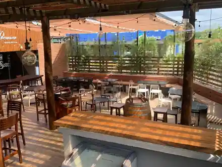 Terraza Crafted terminada con pérgola, barra y mobiliario