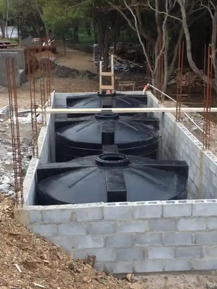 Tanques sépticos instalados dentro de la fosa de bloque