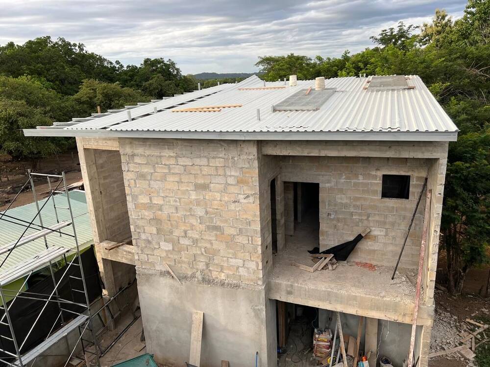 Casa de dos plantas con techo terminado