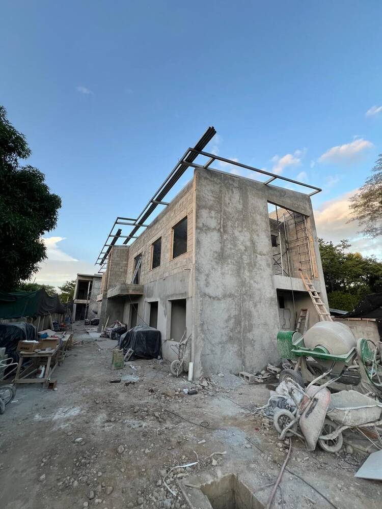 Obra con grúa