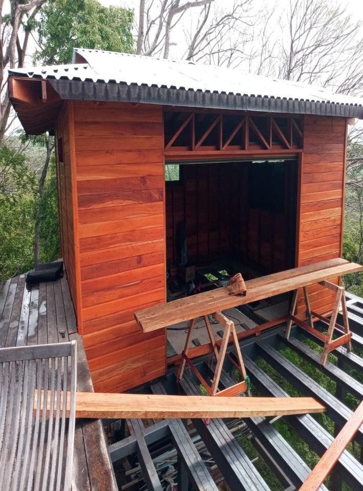 Cabaña elevada de caoba africana en etapa de acabados